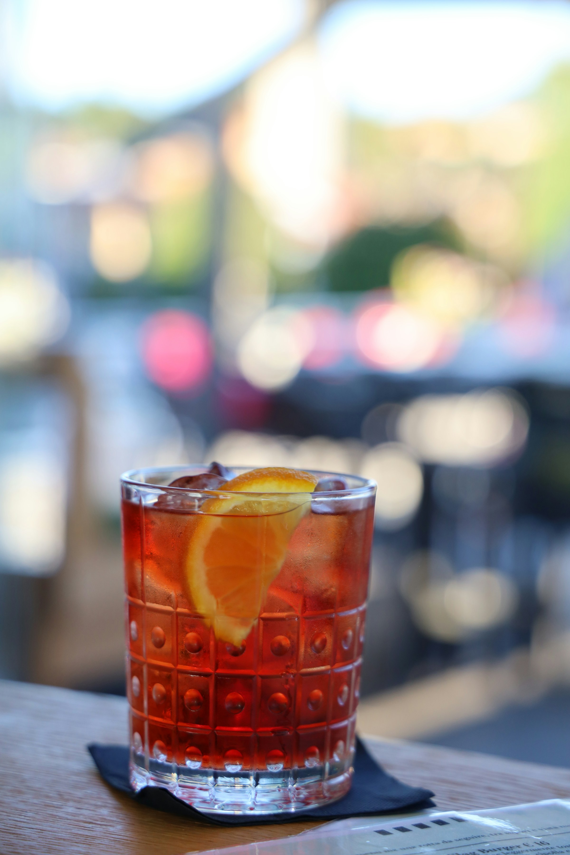 Un Negroni avec zeste d'orange